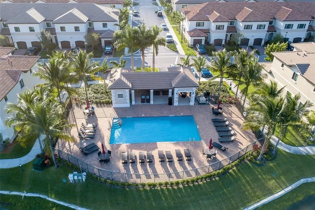 4222 E Dixie Hwy, #82