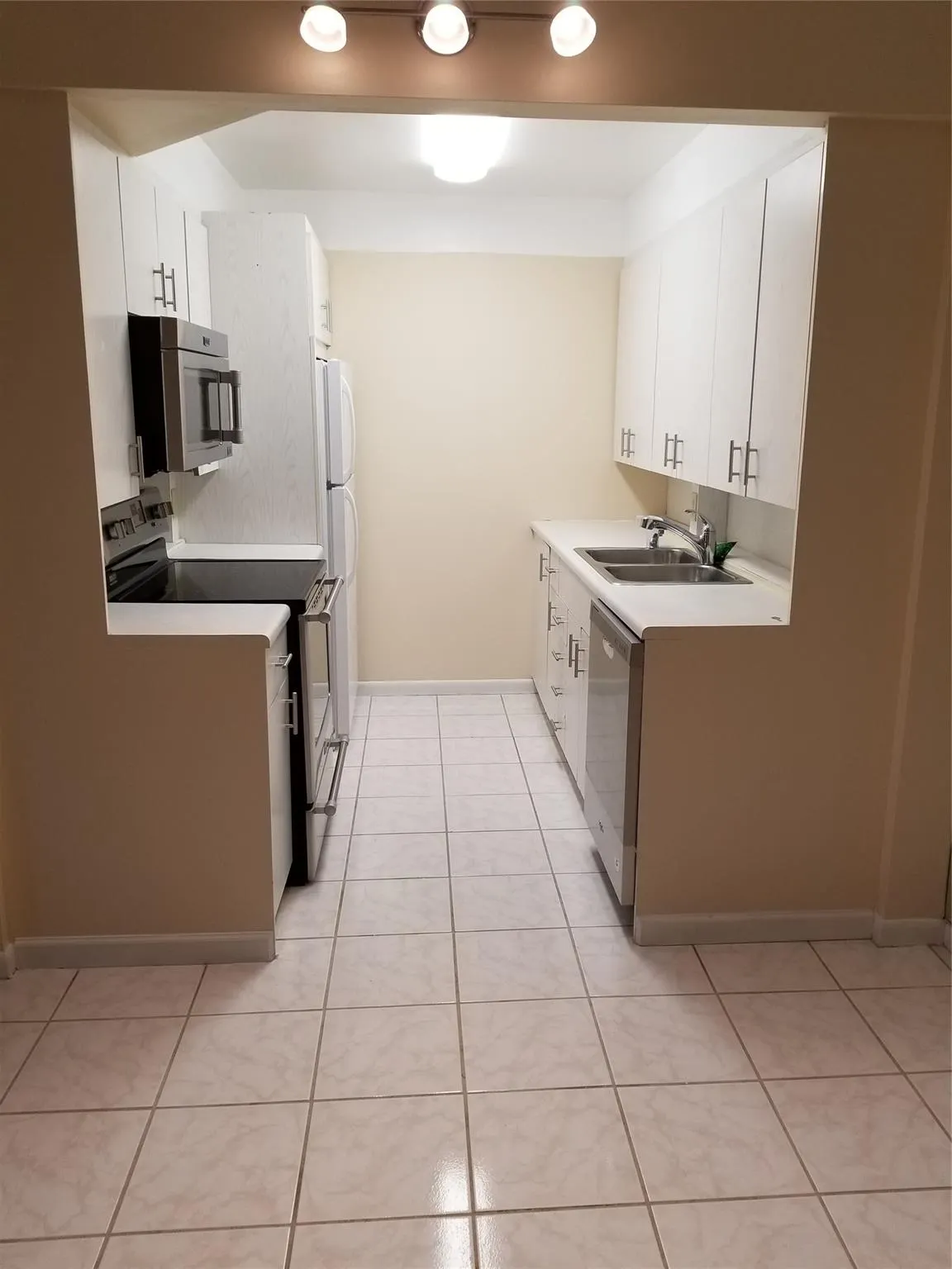 4090 Cornwall, #4090