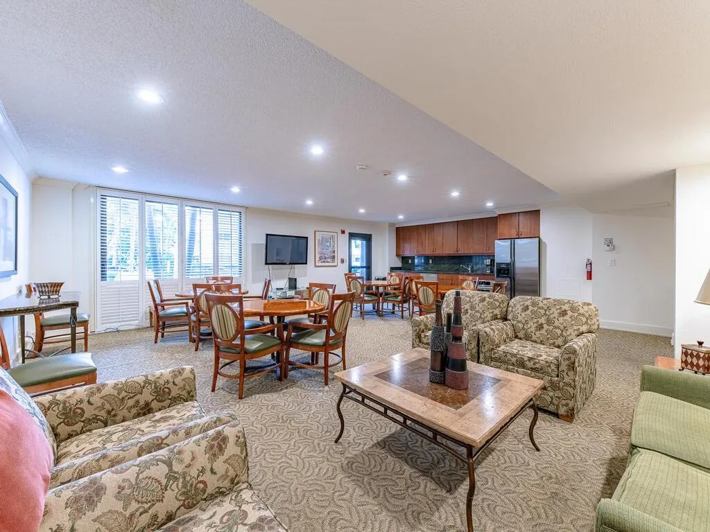 3100 NE 48th St, #907