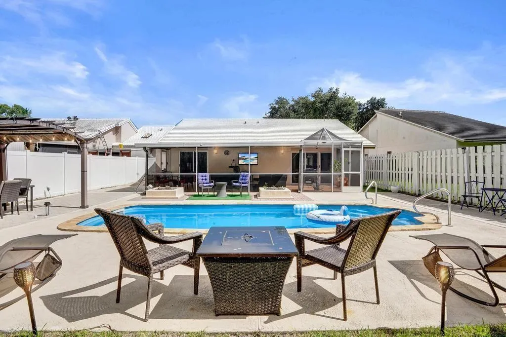 6128 Strawberry Lakes Cir