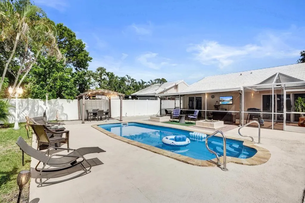 6128 Strawberry Lakes Cir