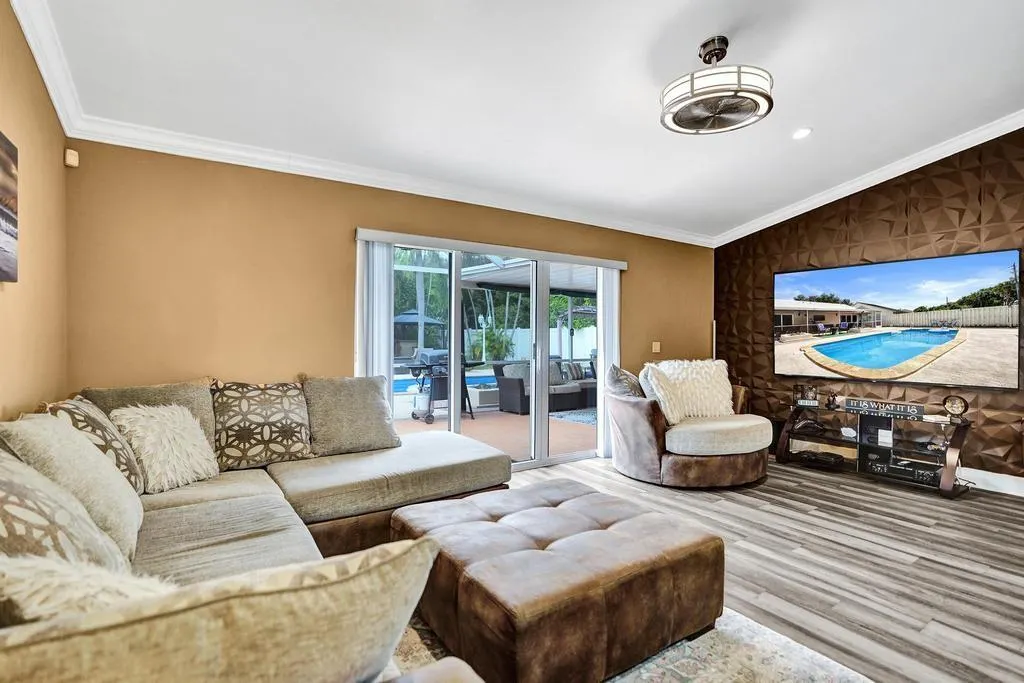 6128 Strawberry Lakes Cir