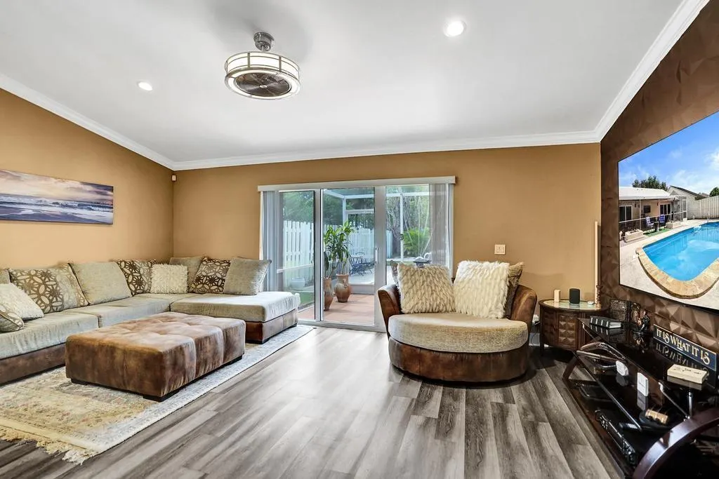 6128 Strawberry Lakes Cir