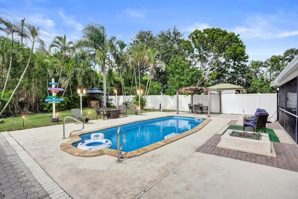 6128 Strawberry Lakes Cir