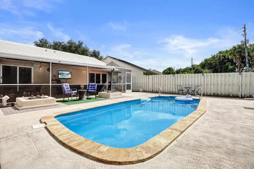 6128 Strawberry Lakes Cir