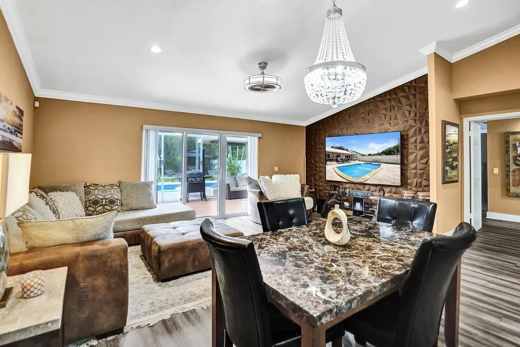 6128 Strawberry Lakes Cir