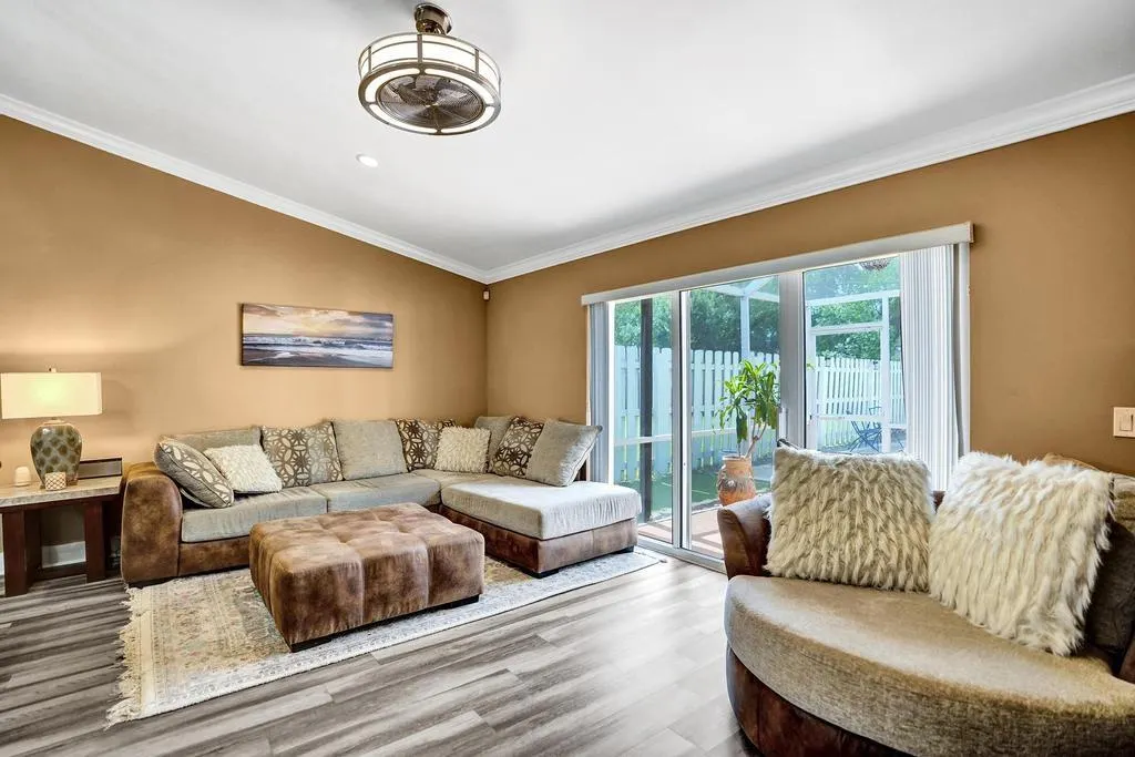 6128 Strawberry Lakes Cir