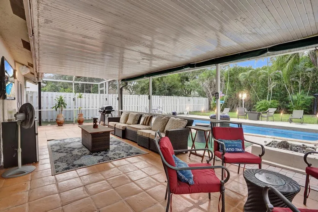 6128 Strawberry Lakes Cir