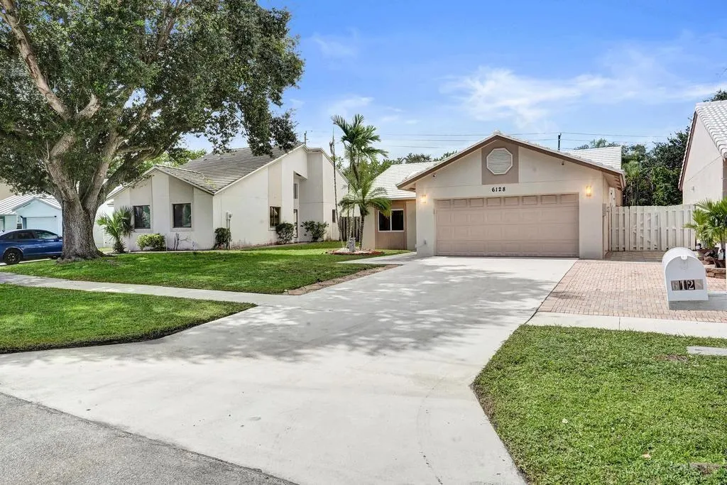 6128 Strawberry Lakes Cir