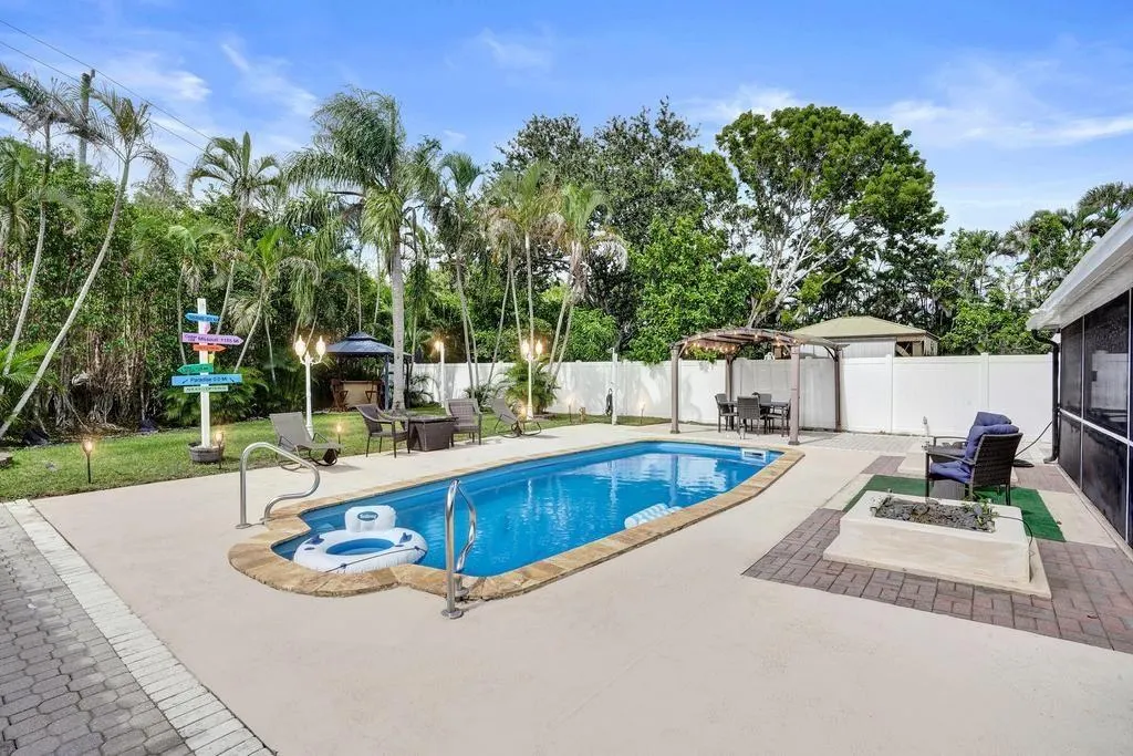 6128 Strawberry Lakes Cir