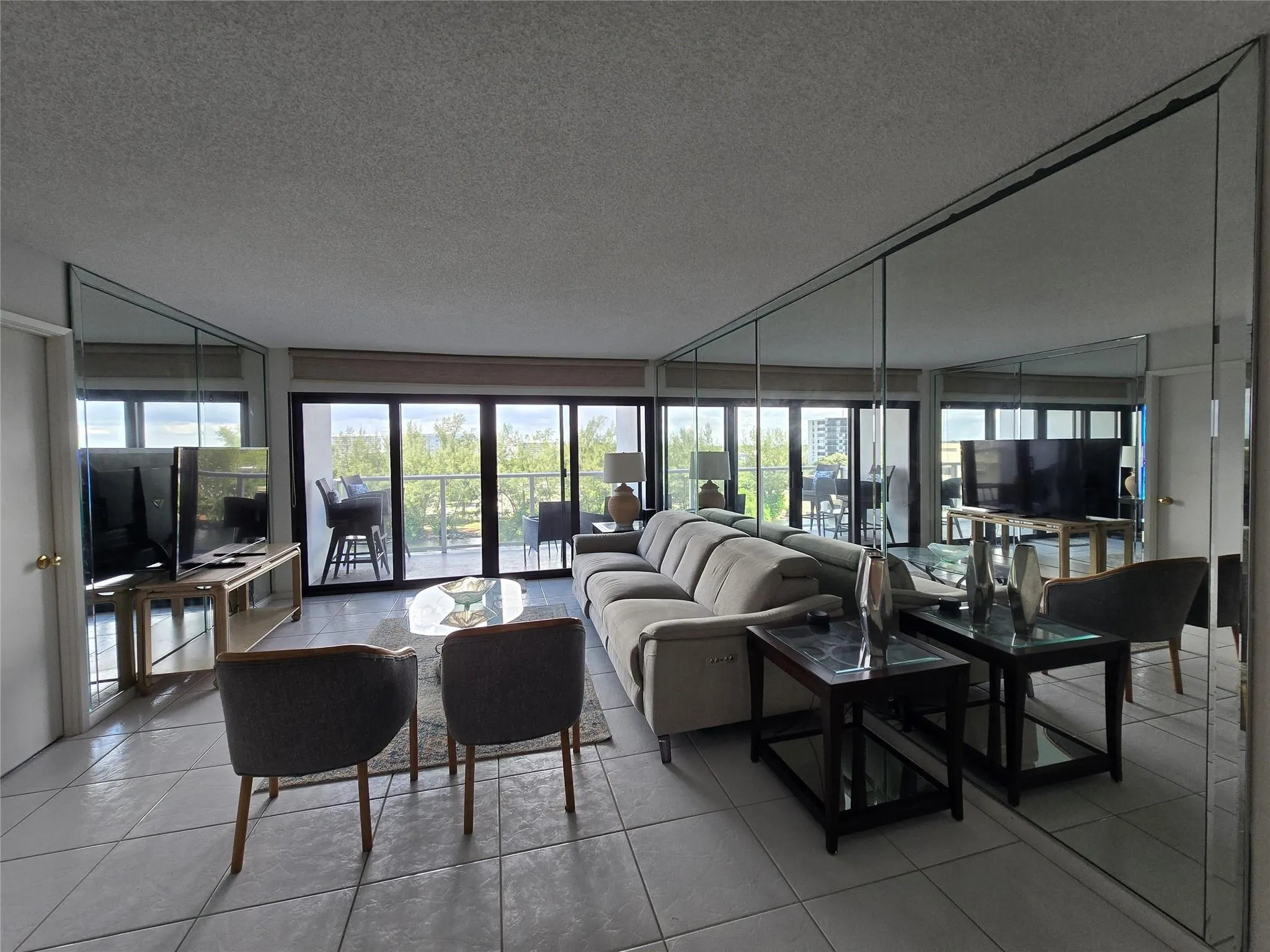 1401 N Riverside Dr, #705