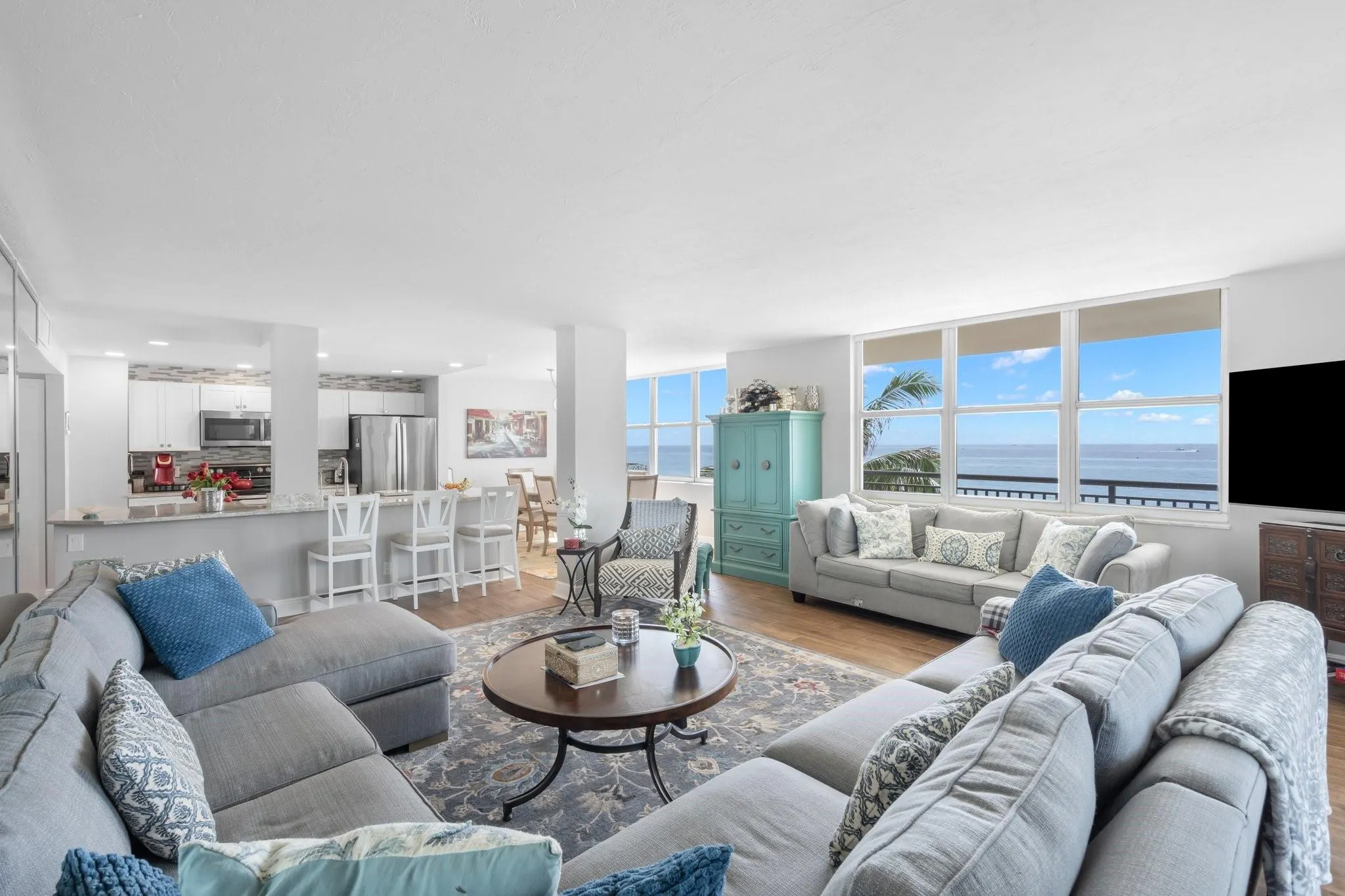 1147 Hillsboro Mile, #214
