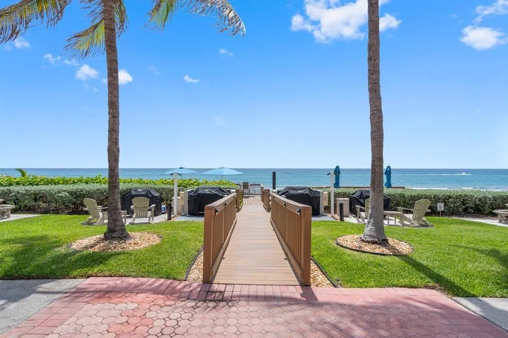 1149 Hillsboro Mile, #309