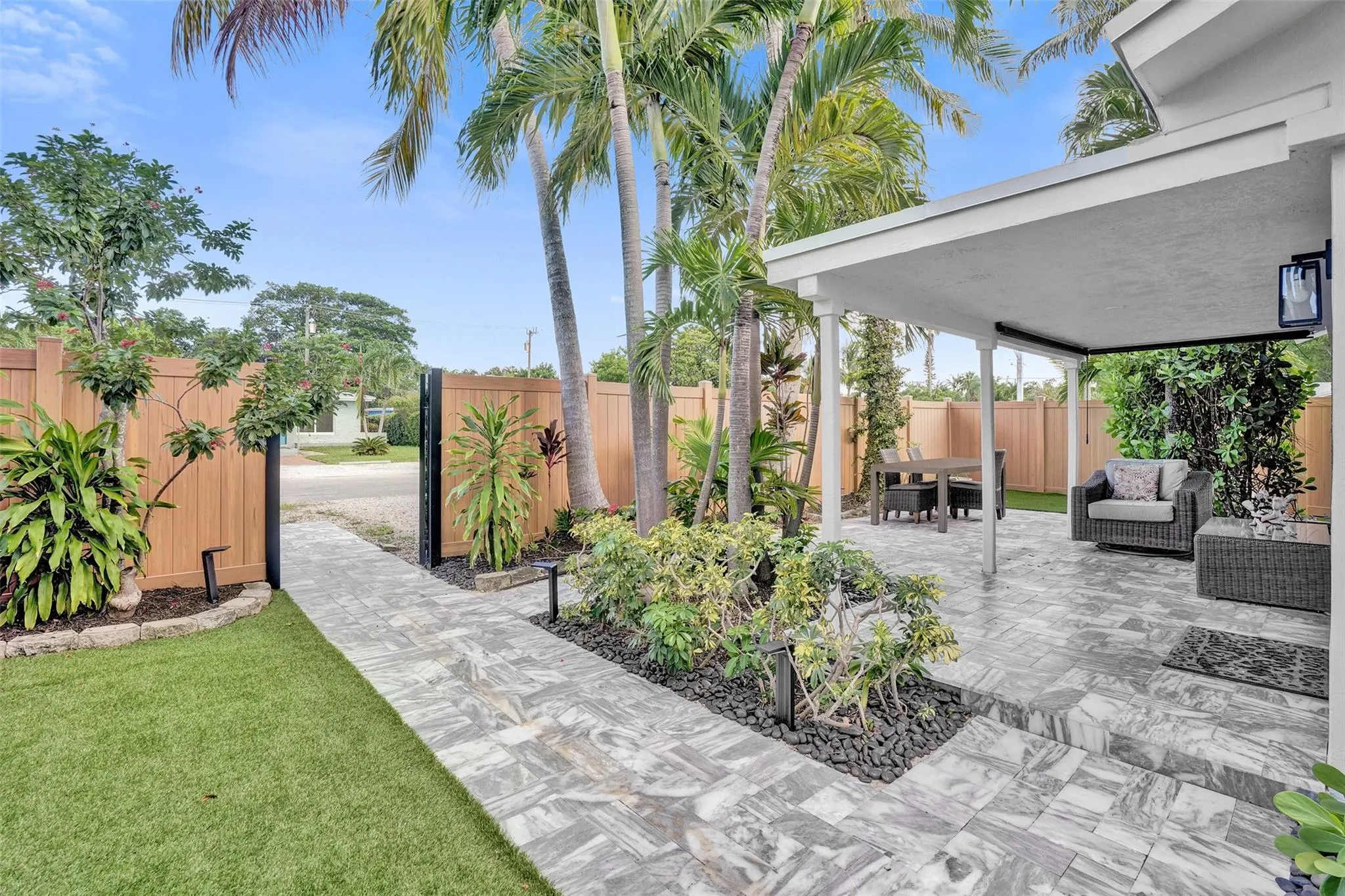 1215 NE 14th Ave