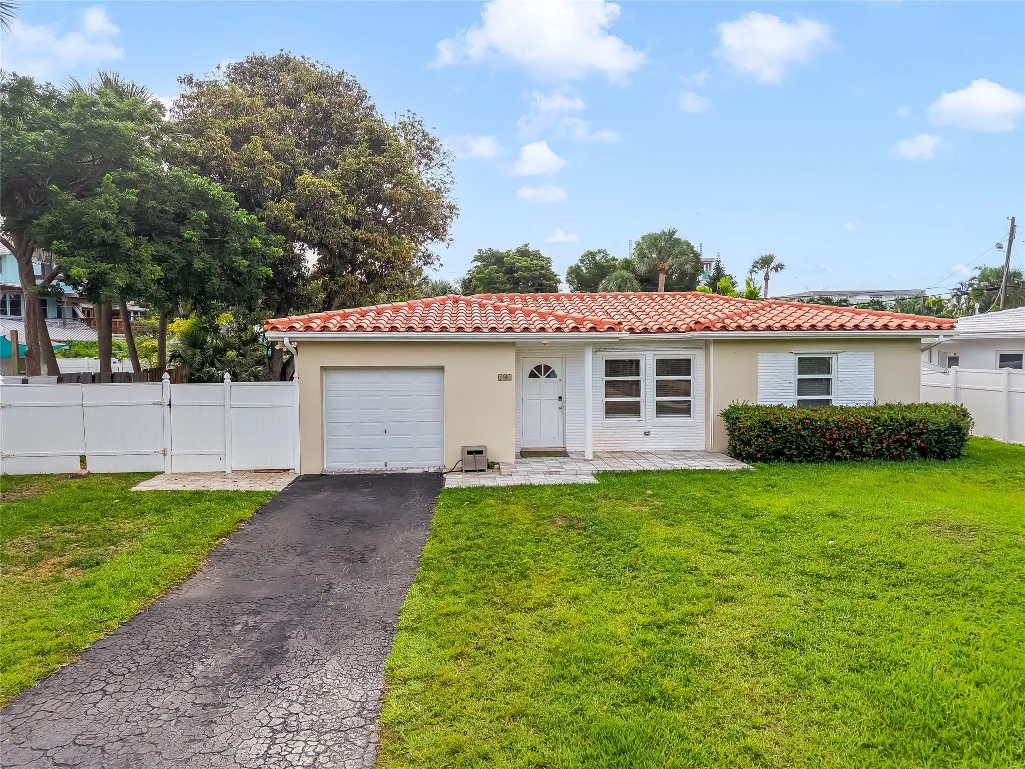 208 S Riverside Dr