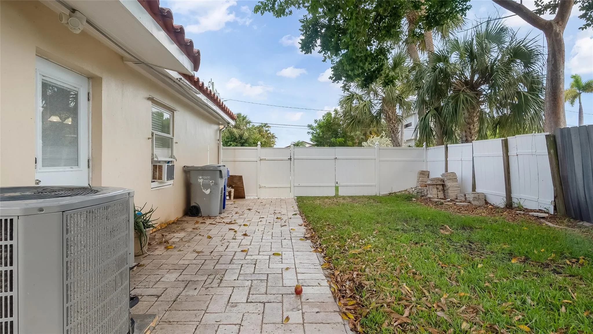 208 S Riverside Dr