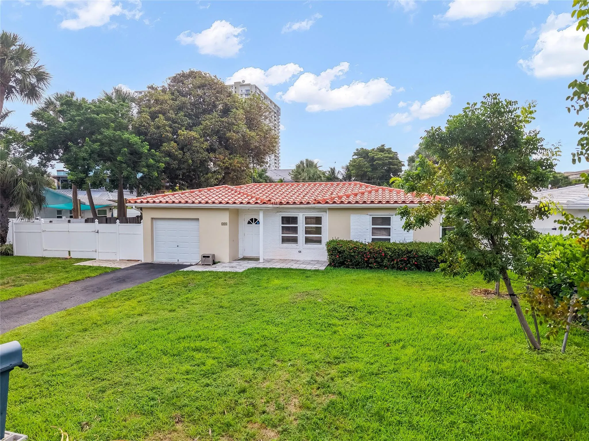 208 S Riverside Dr