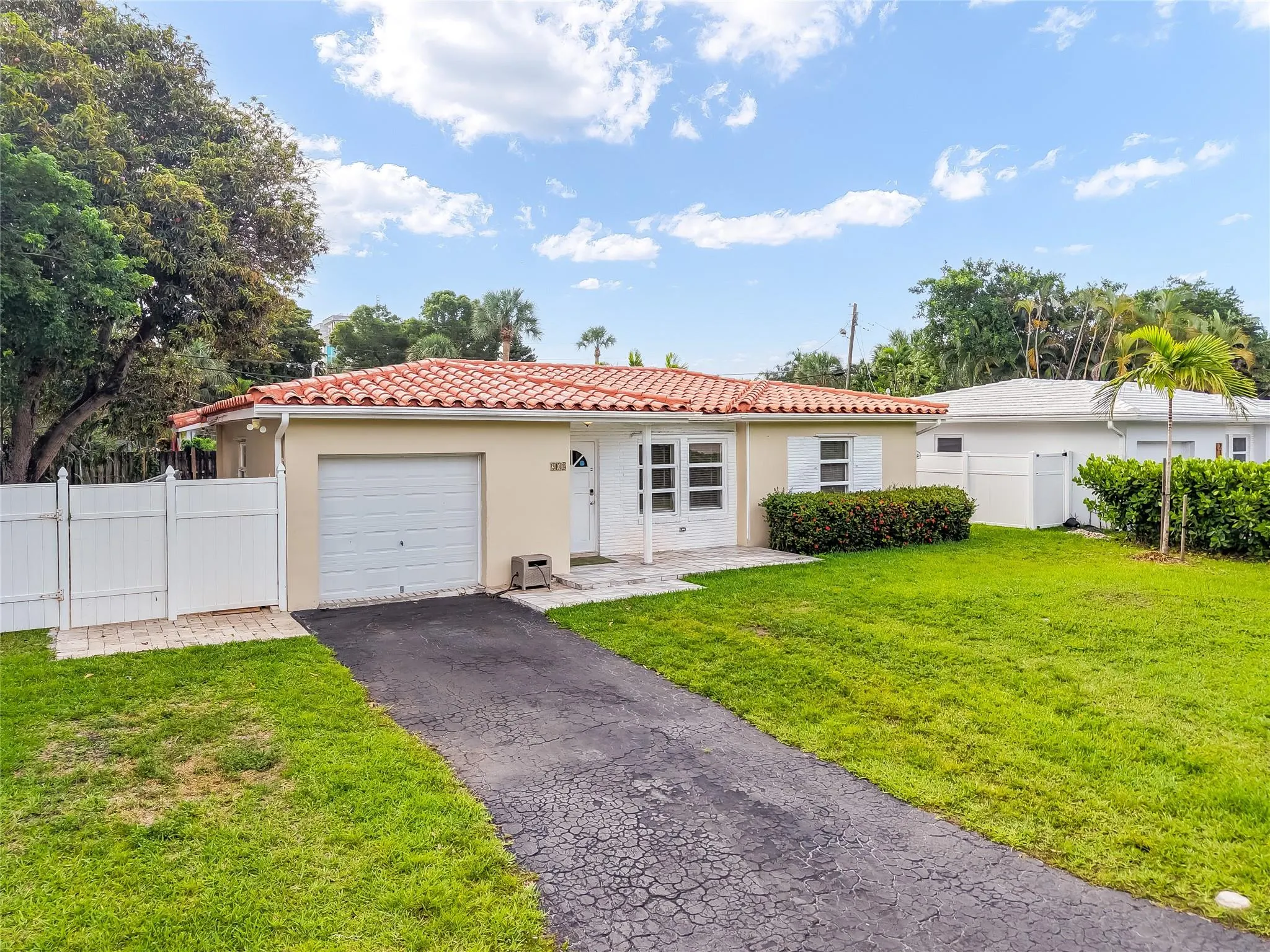 208 S Riverside Dr