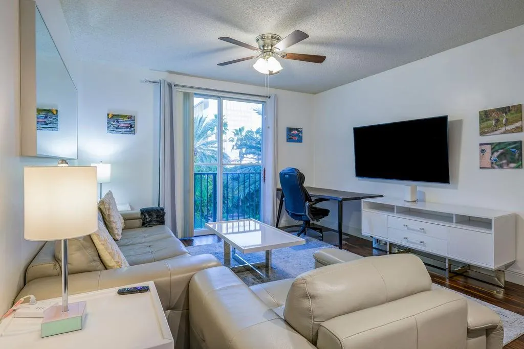 720 S Sapodilla Ave, #402