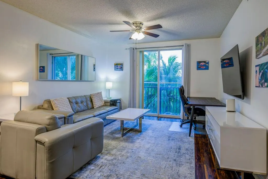 720 S Sapodilla Ave, #402