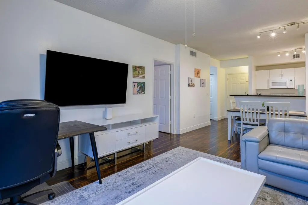 720 S Sapodilla Ave, #402