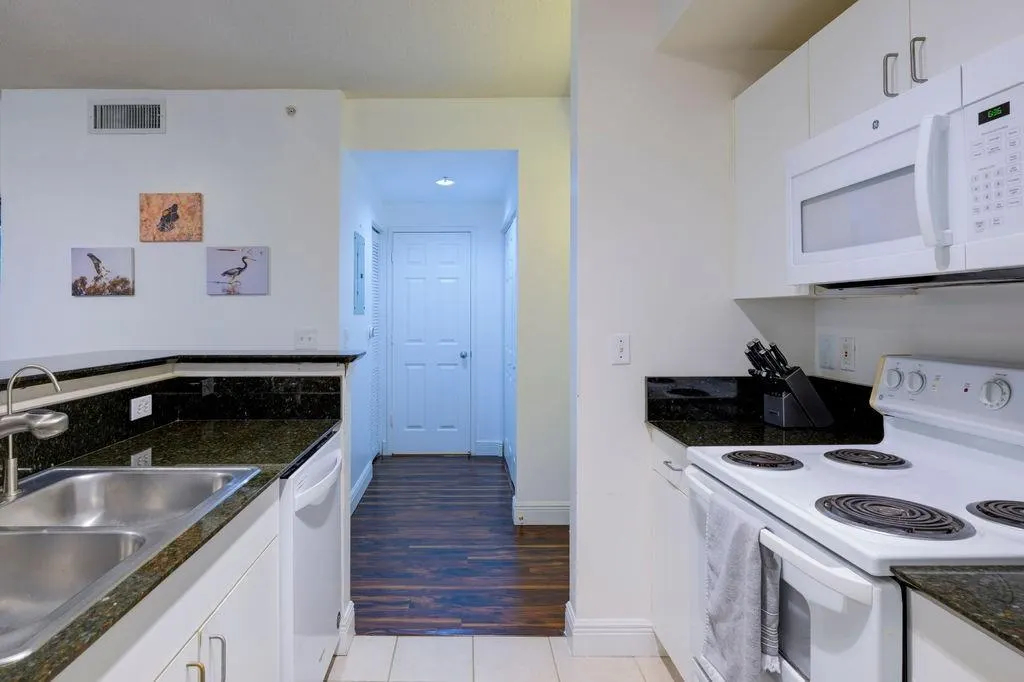720 S Sapodilla Ave, #402