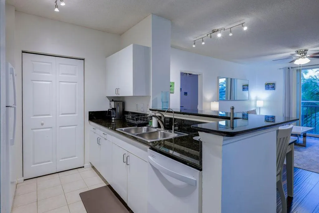 720 S Sapodilla Ave, #402