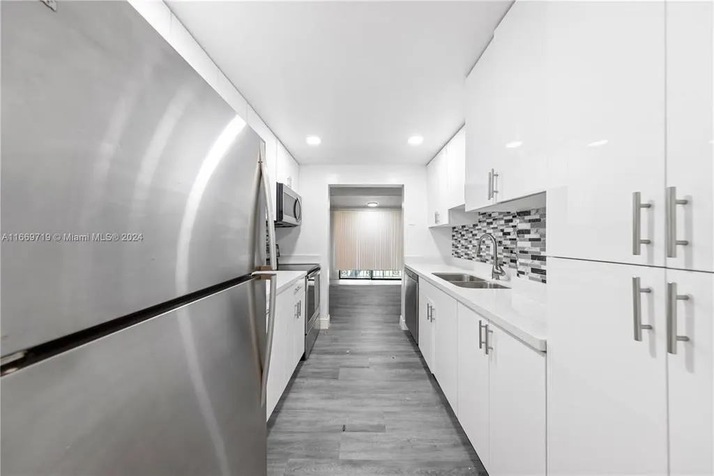 3680 Inverrary Dr, #3J