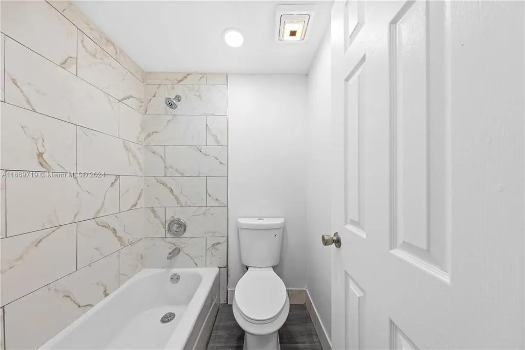 3680 Inverrary Dr, #3J