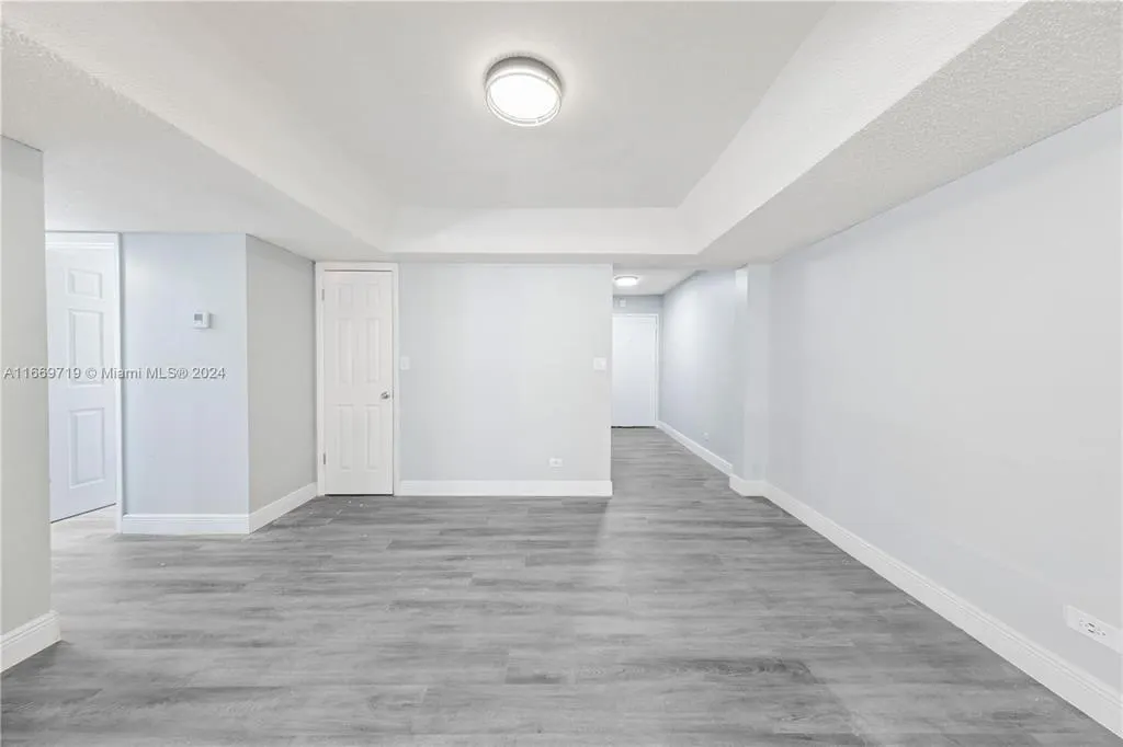 3680 Inverrary Dr, #3J