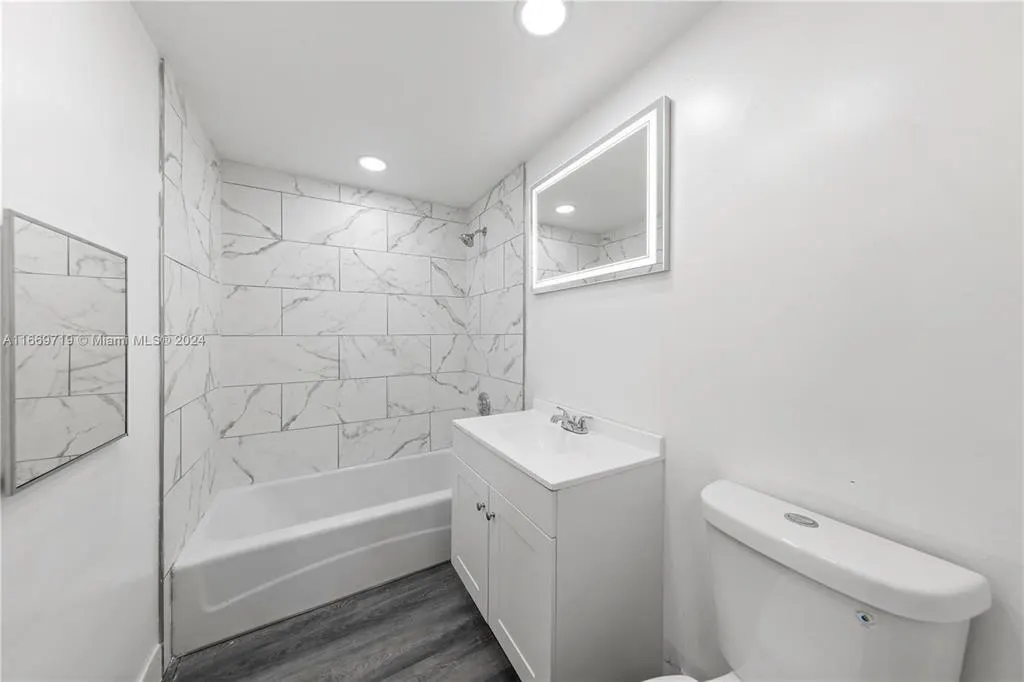 3680 Inverrary Dr, #3J