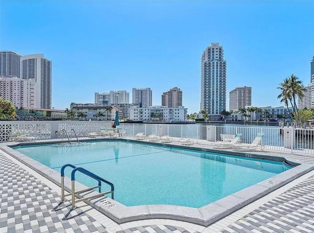 137 Golden Isles Dr, #801