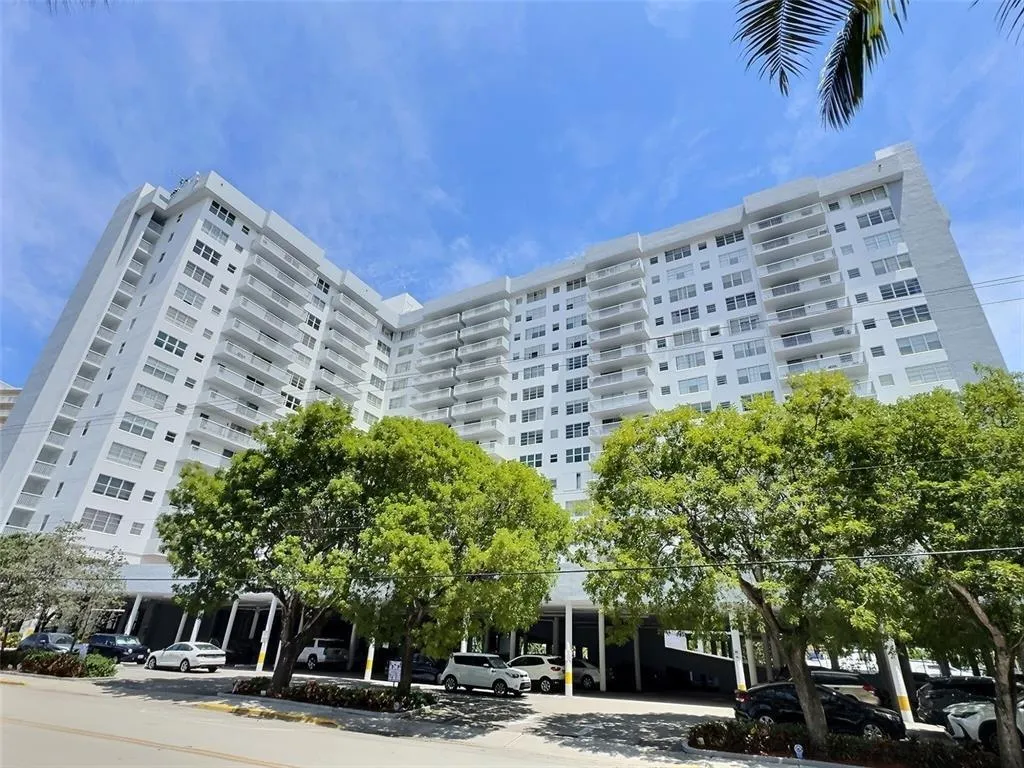 137 Golden Isles Dr, #801