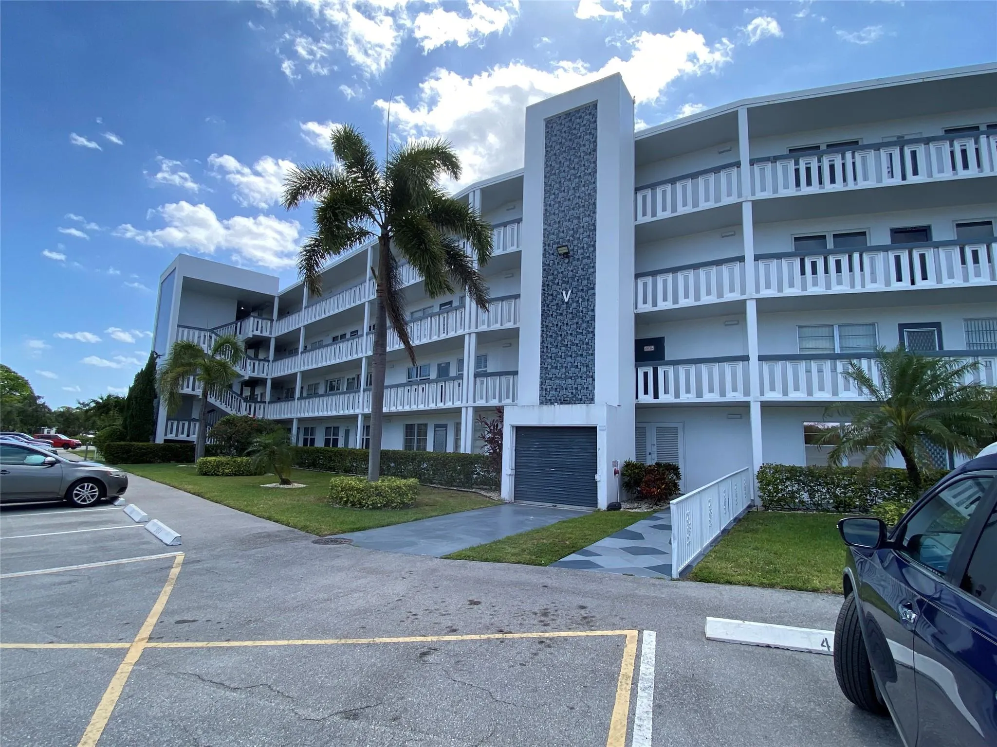 4101 Oakridge V, #4101
