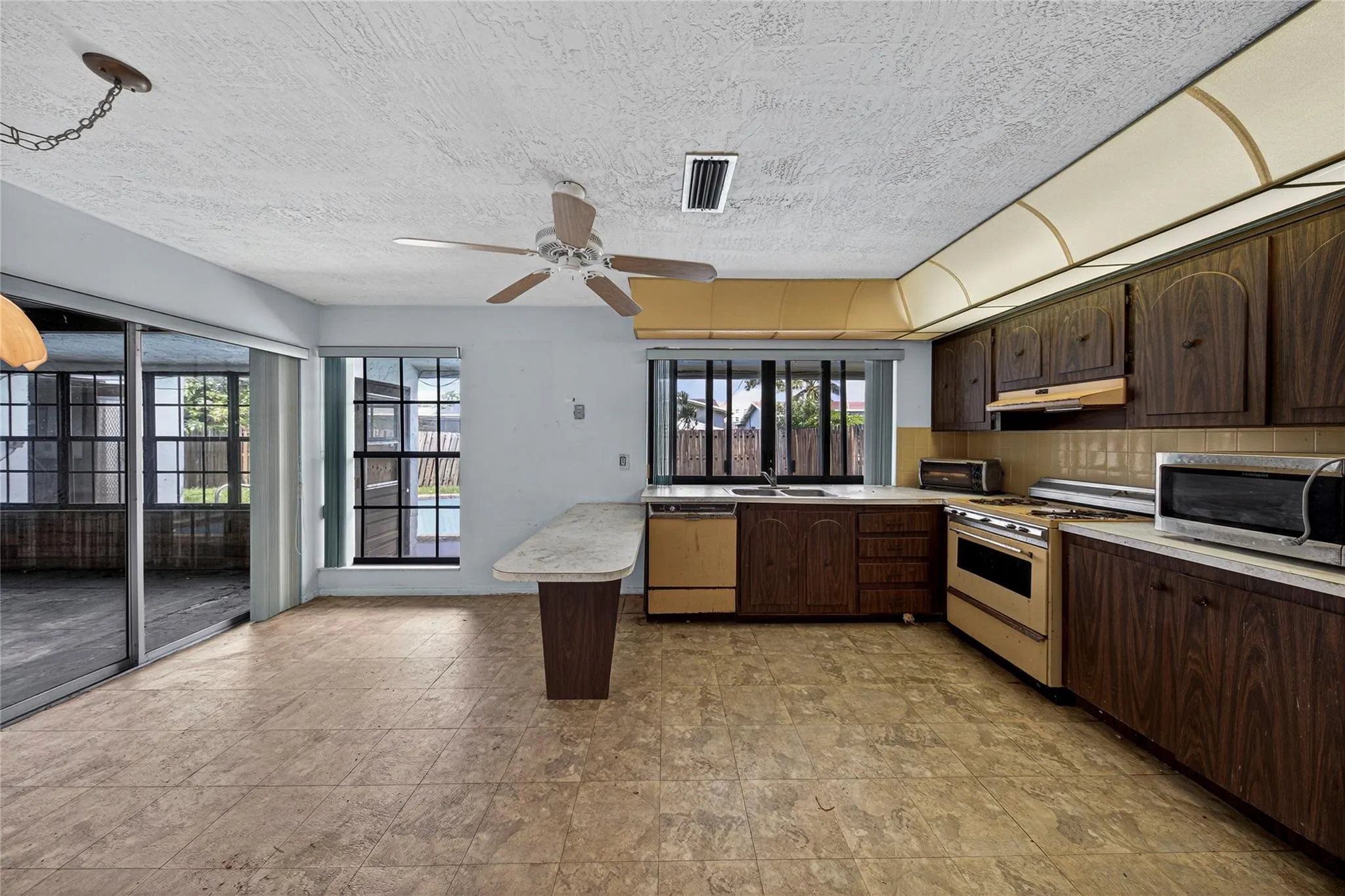 10171 NW 24th St