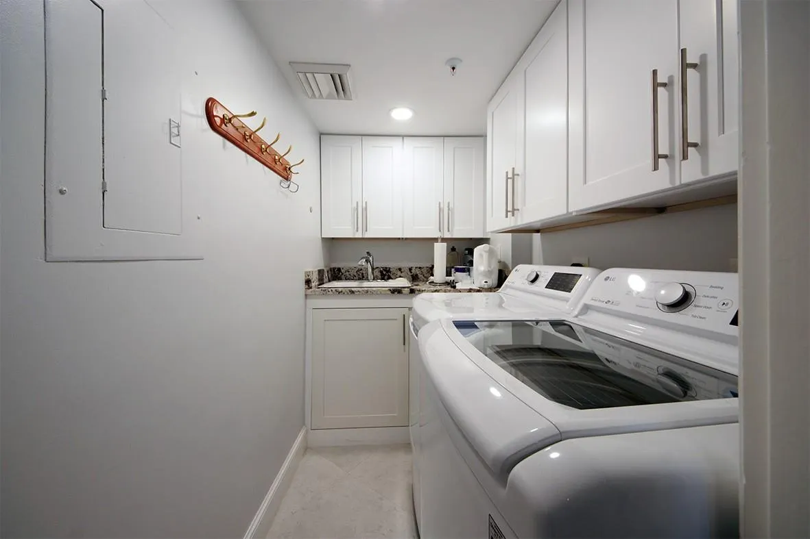 2480 Presidential Way, #1006
