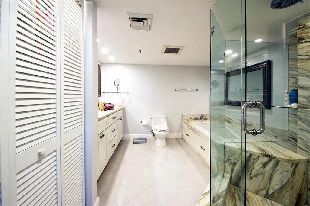 2450 Presidential Way, #1006