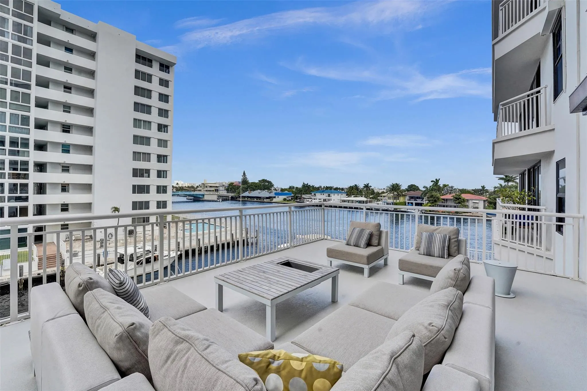 3100 NE 48th St, #311