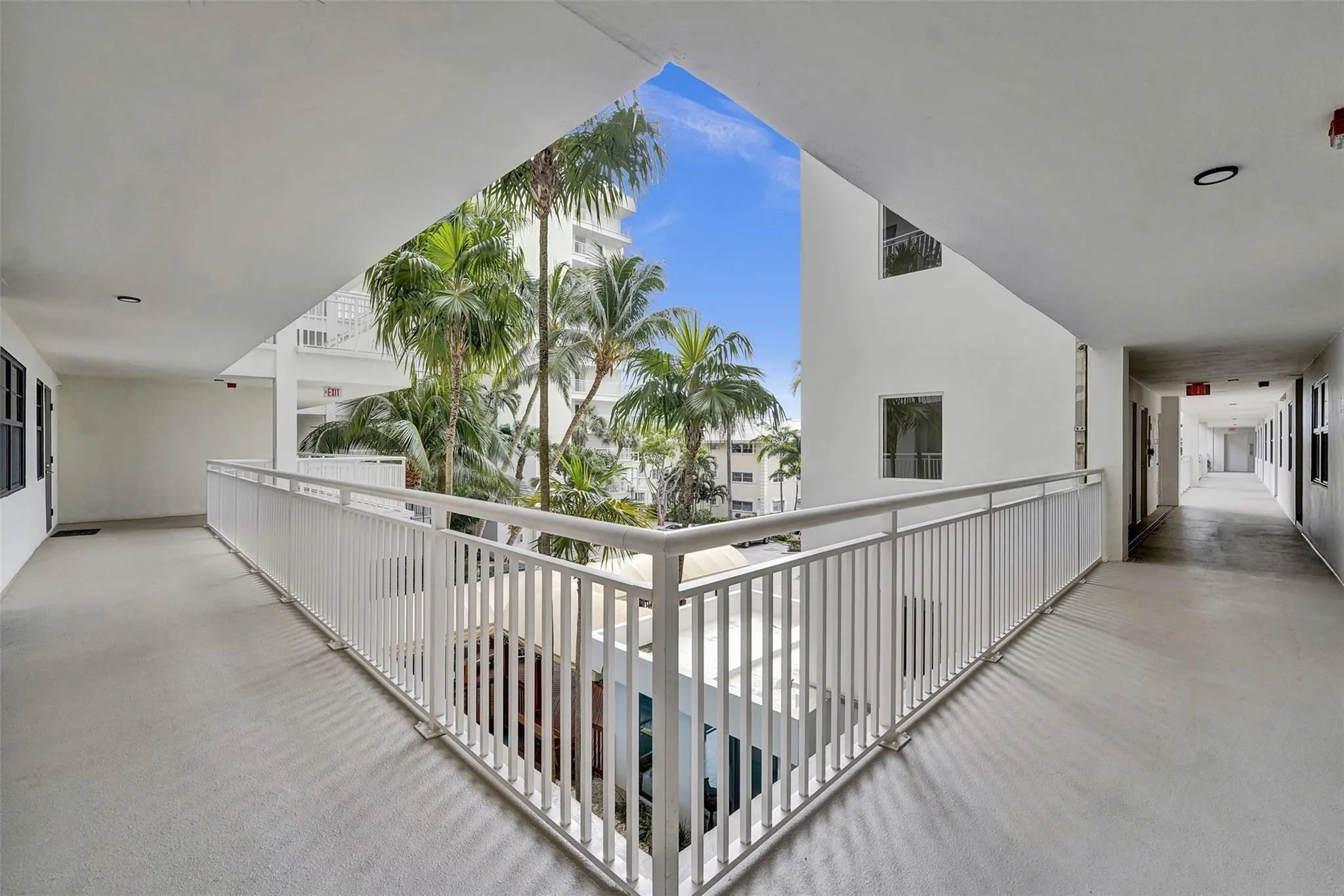3100 NE 48th St, #311