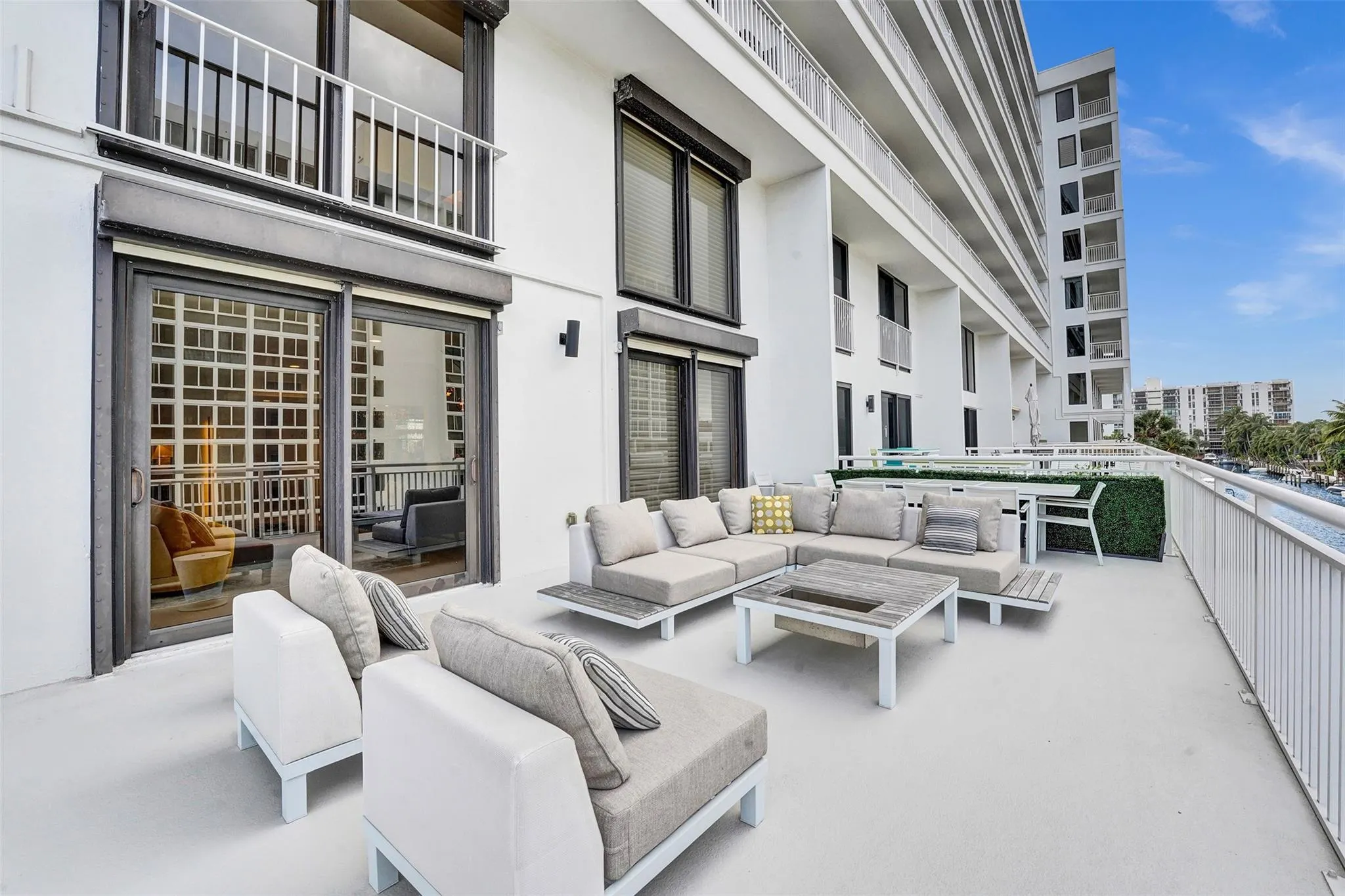 3100 NE 48th St, #311