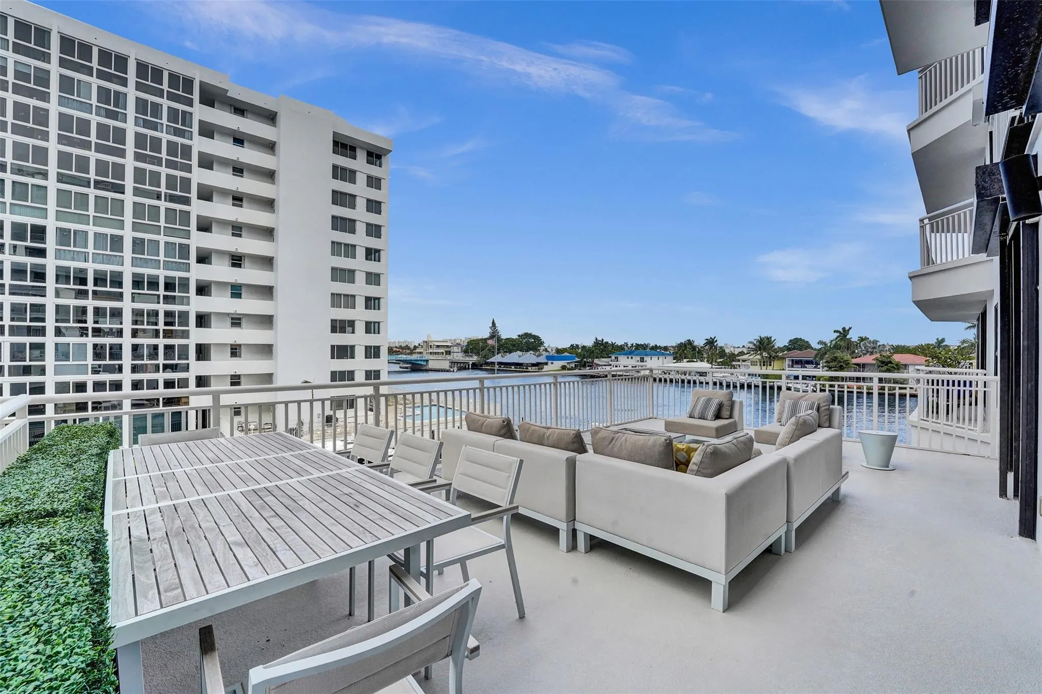 3100 NE 48th St, #311