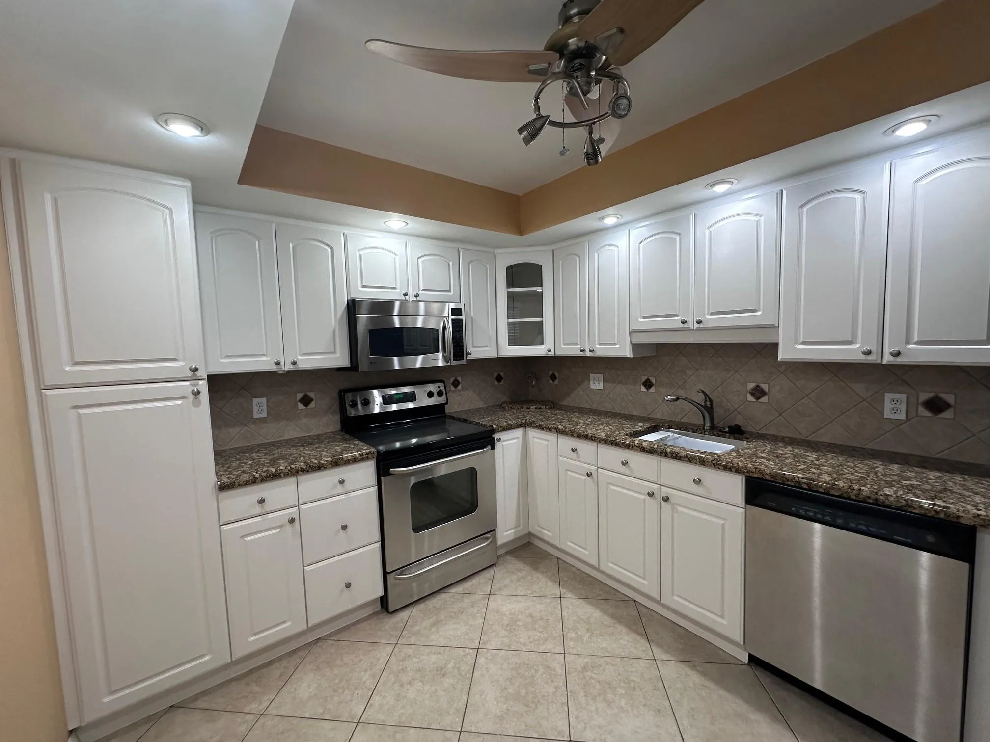 3850 Oaks Clubhouse Dr, #403