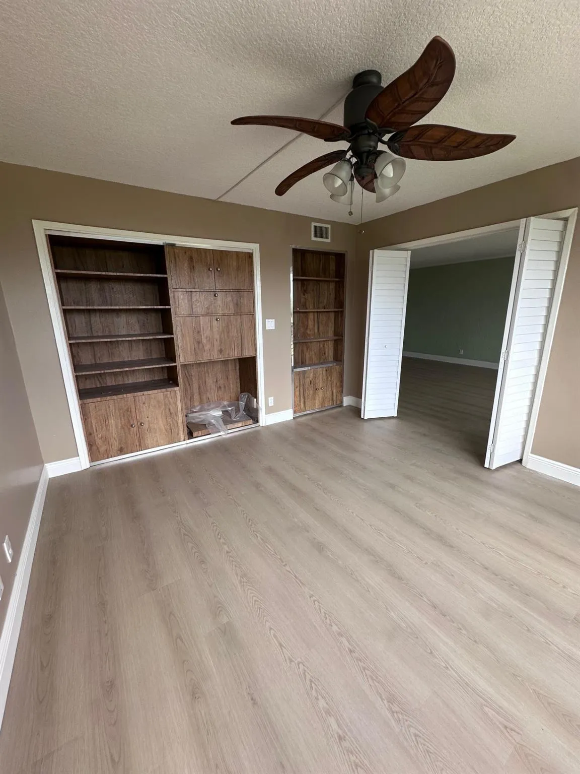 3850 Oaks Clubhouse Dr, #403