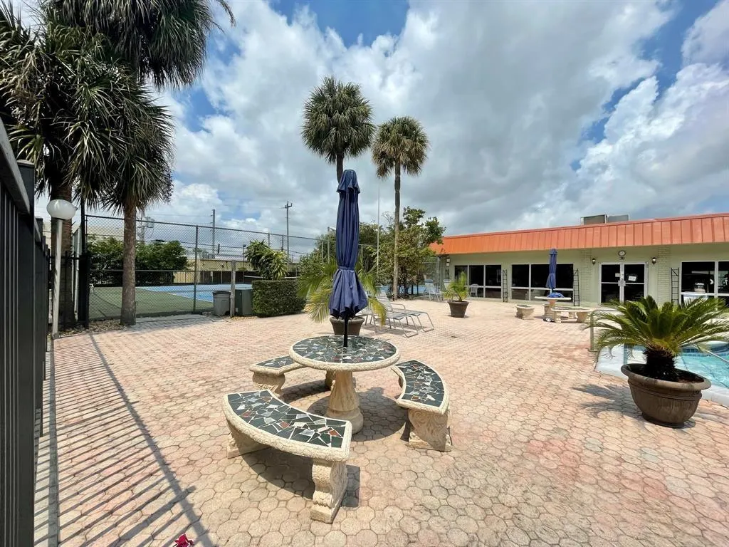 809 W Oakland Park Blvd, #J12