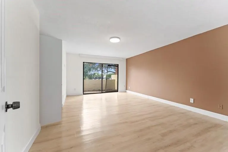 8925 Palm Tree Ln, #8925