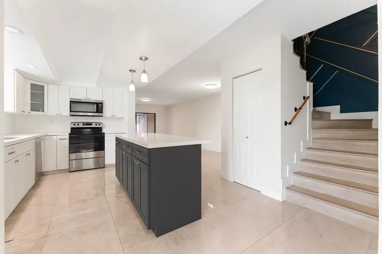 8925 Palm Tree Ln, #8925