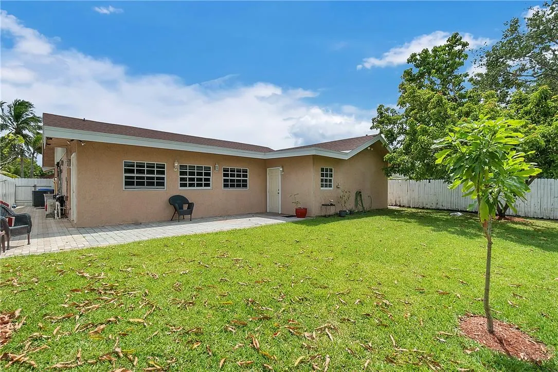 7425 SW 14th Ct