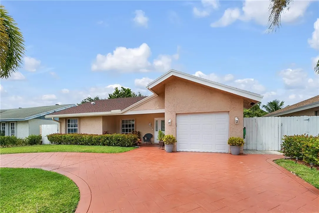 7425 SW 14th Ct