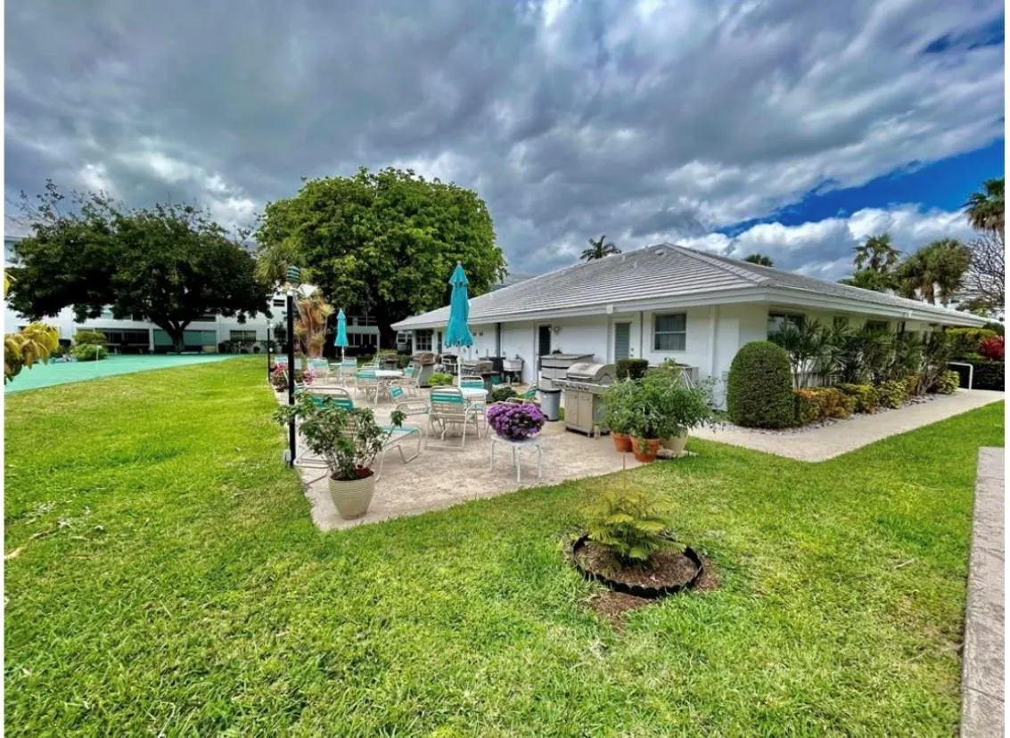 2050 NE 39th St, #N108