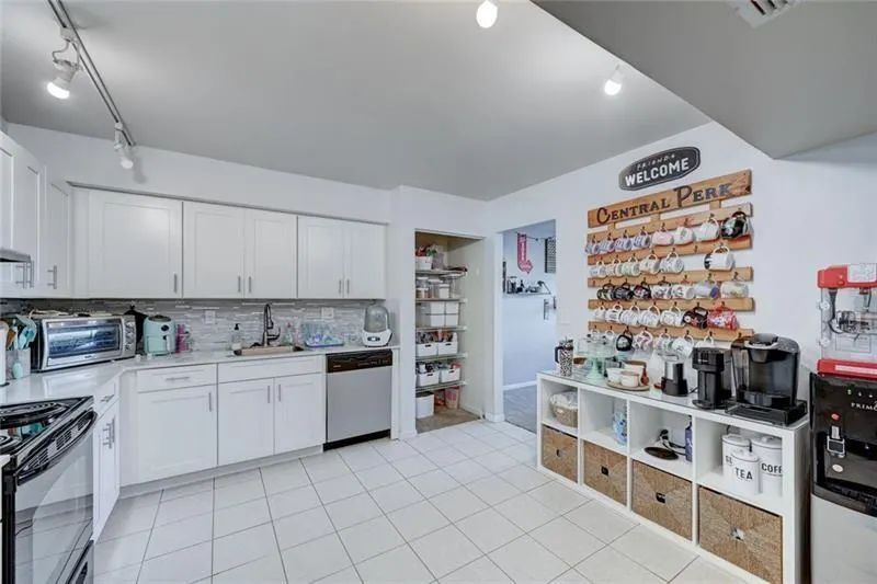 731 N Pine Island Rd, #404